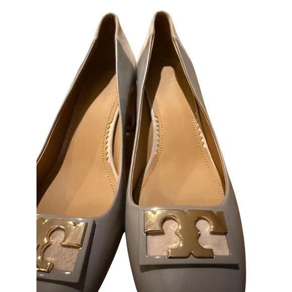Tory Burch Gigi Taupe Gray Heron Leather Logo Block Heel Pump Sz. 9.5 - Picture 7 of 11